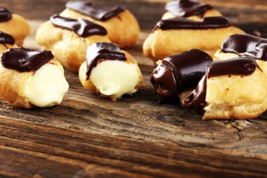 Geleneksel Fransız tatlısı. Çikolata kremalı pasta. Hamur tatlısı konsept