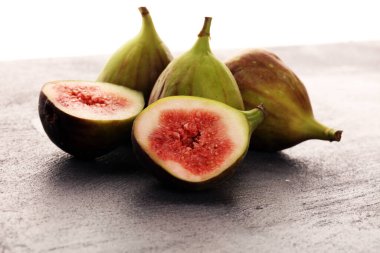 Taze incir. Meyveler yarı yarıya, incirler de arka planda.. 