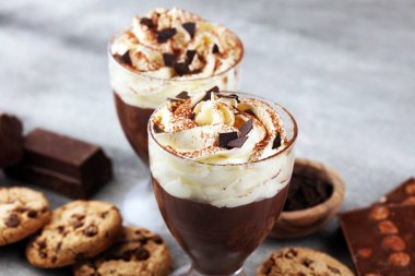 Kakaolu sıcak çikolata ve kremalı çikolatalı kurabiye.