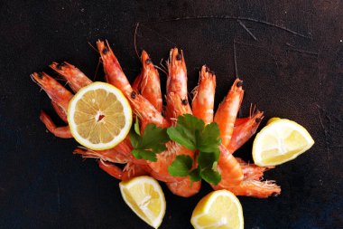 Çiğ taze karides Langostino Austral. Limonlu ve baharatlı karides.