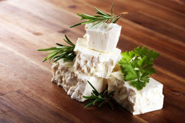 Kırsal bir masada otlu Yunan peyniri.