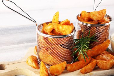 Baharatlı kızarmış patates cipsi.