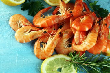 Çiğ taze karides Langostino Austral. Limonlu ve baharatlı karides..
