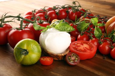 Domatesli Caprese salatası, mozzarella ve organik fesleğen..