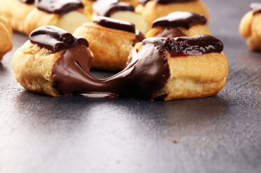Geleneksel Fransız tatlısı. Çikolata kremalı pasta. Hamur tatlısı konsept