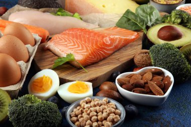 sağlıklı beslenme ve diyet konsepti - masada protein açısından zengin