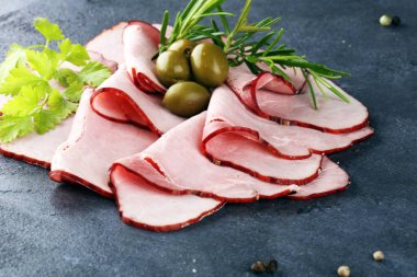 Tatil jöleli jambon veya haşlanmış jambon dilimleri.