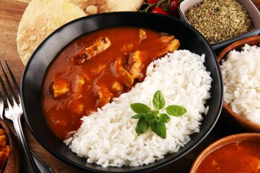 Tavuk tikka masala baharatlı körili et yemeği pilav ve naan ekmeği. Tavuk ve körili Hint yemeği.