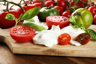 Domatesli Caprese salatası, mozzarella ve organik fesleğen..