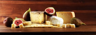 Farklı peynir çeşitleri. Peynir ve baharatlı peynir tabağı.