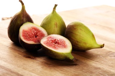 Taze incir. Meyveler yarı yarıya, incirler de arka planda.. 