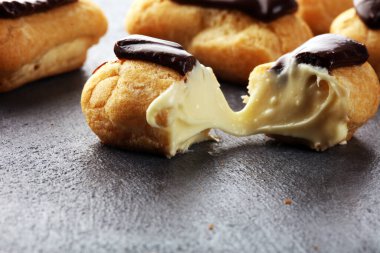 Geleneksel Fransız tatlısı. Çikolata kremalı pasta. Hamur tatlısı konsept