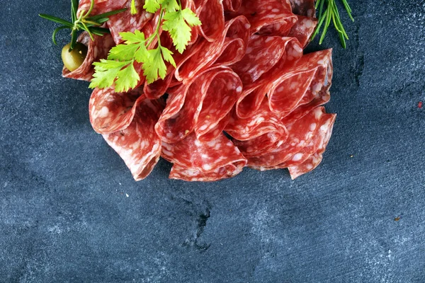 Dunne Plakjes Salami Heerlijke Snack Rustieke Salami — Stockfoto