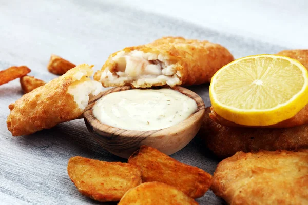 Peixe Britânico Tradicional Batatas Fritas Consistindo Peixe Frito Batatas Fritas — Fotografia de Stock