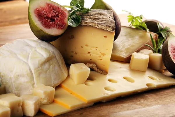 종류의 치즈와 향신료가 — 스톡 사진