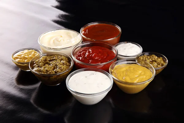 Saucen Sortiment Vorhanden Set Verschiedener Soßen Schüsseln Mit Ketchup Mayonnaise — Stockfoto