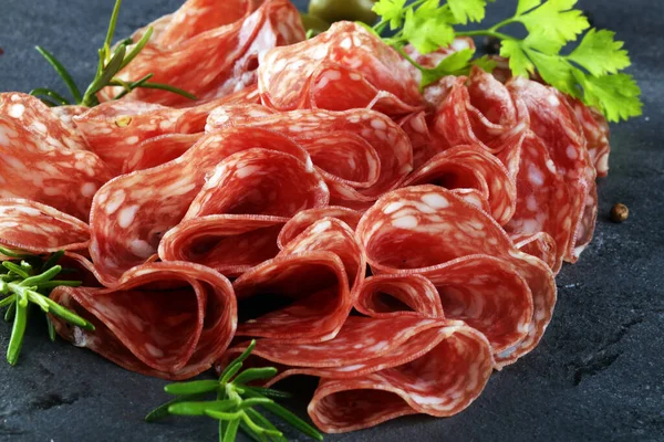 Tunt Skivad Salami Läckra Mellanmål Rustik Salami — Stockfoto