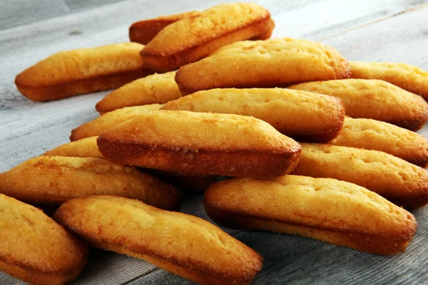 Klasyczne Francuskie Ciasteczka Madeleine Madeleines Serwowane Stole — Zdjęcie stockowe