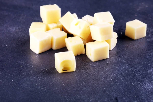 チーズキューブにパセリの入った素朴なテーブル — ストック写真