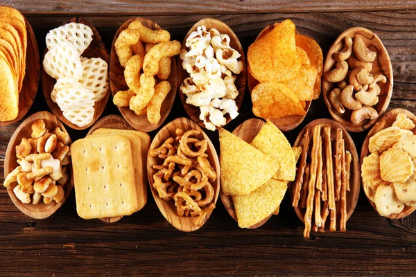 Snacks Salados Pretzels Papas Fritas Galletas Cuencos Madera Productos Poco — Foto de Stock