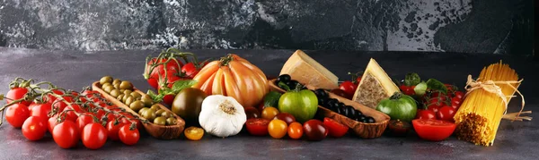Tomates Massas Legumes Ervas Especiarias Para Alimentos Italianos Mesa — Fotografia de Stock