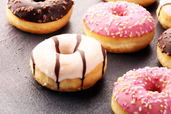 Donuts Sortidos Com Chocolate Fosco Vidros Cor Rosa Rosquinhas Donuts — Fotografia de Stock