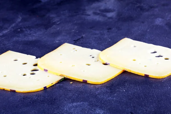 파슬리 쟁반에 조각을 얹는다 치즈와 — 스톡 사진