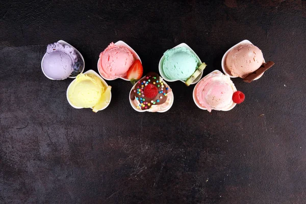 Разнообразный Вкус Мороженого Свежей Черникой Клубникой Киви Лимоном Ванилью Деревенском — стоковое фото