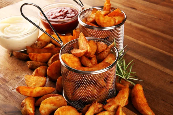 Batatas Fritas Especiarias Com Molhos — Fotografia de Stock