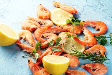 Çiğ taze karides Langostino Austral. Limonlu ve baharatlı karides..