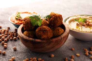 Arka planda geleneksel ev yapımı humus, falafel ve nohut. Yahudi Mutfağı. 