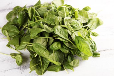 Kırsal ahşap masada taze ıspanak yaprakları. sağlıklı sebze yaprağı