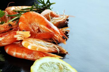 Çiğ taze karides Langostino Austral. Limonlu ve baharatlı karides..
