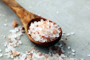 Deniz tuzu ve himalaya tuzu. Kırsal masada tuz kristalleri