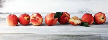 Masada olgun şeftali grubu. Taze şeftali kavramı