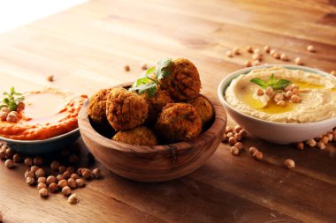 Arka planda geleneksel ev yapımı humus, falafel ve nohut. Yahudi Mutfağı. 