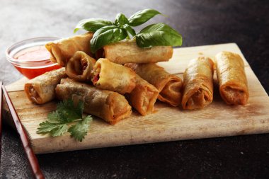 Arka planda acı biber soslu kızarmış Çin böreği.