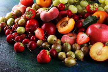 Elmalı, üzümlü, böğürtlenli, erikli ve organik kayısılı taze yaz meyveleri..