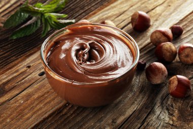 Ev yapımı fındık kabın içine yayılmış. Fındıklı fındık kreması..