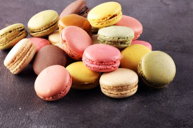 Tatlı ve renkli Fransız badem kurabiyeleri ya da kırsal arka planda badem kurabiyesi..