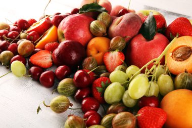 Elmalı, üzümlü, böğürtlenli, erikli ve organik kayısılı taze yaz meyveleri..