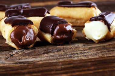 Geleneksel Fransız tatlısı. Çikolata kremalı pasta. Hamur tatlısı konsept