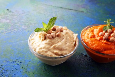Farklı humus kaseleri. Arka planda nohut, paprika humus ve mercimek humusu.