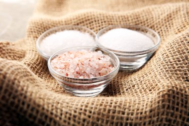 Deniz tuzu ve himalaya tuzu. Kırsal masada tuz kristalleri