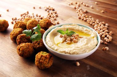 Arka planda geleneksel ev yapımı humus, falafel ve nohut. Yahudi Mutfağı. 