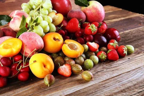Vers Zomerfruit Met Appel Druiven Bessen Pruimen Biologische Abrikoos — Stockfoto