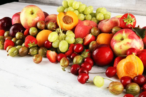 Vers Zomerfruit Met Appel Druiven Bessen Pruimen Biologische Abrikoos — Stockfoto