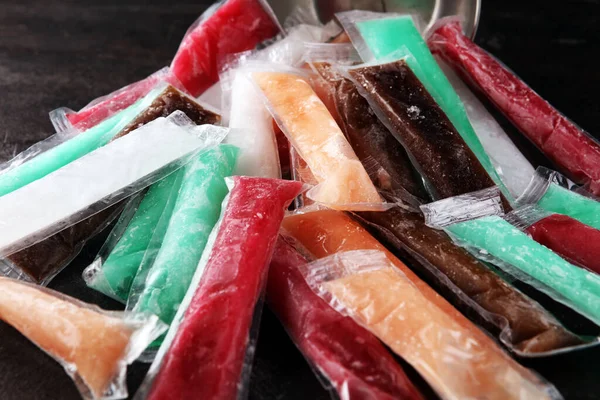 五彩斑斓的冷冻水果吧冰棒爆出 有水果味的冰棒 — 图库照片