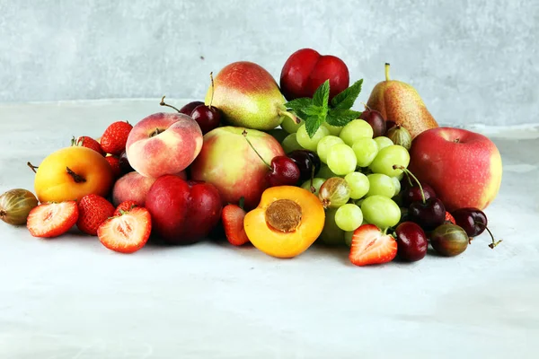 Frutas Frescas Verano Con Manzana Uvas Bayas Ciruelas Albaricoque Orgánico — Foto de Stock