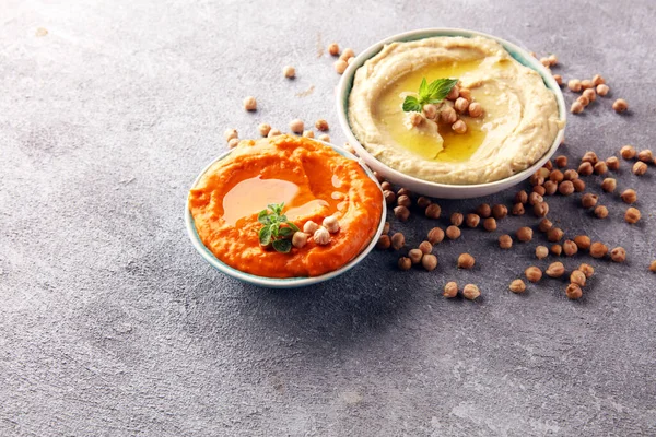 Taças Hummus Diferentes Hummus Grão Bico Húmus Páprica Húmus Lentilhas — Fotografia de Stock